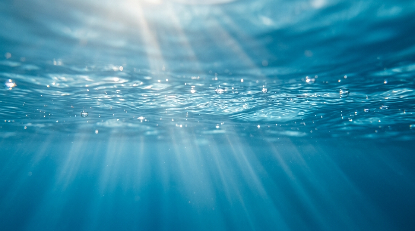 Klares blaues Wasser mit sanften Lichtstrahlen unter der Oberfläche